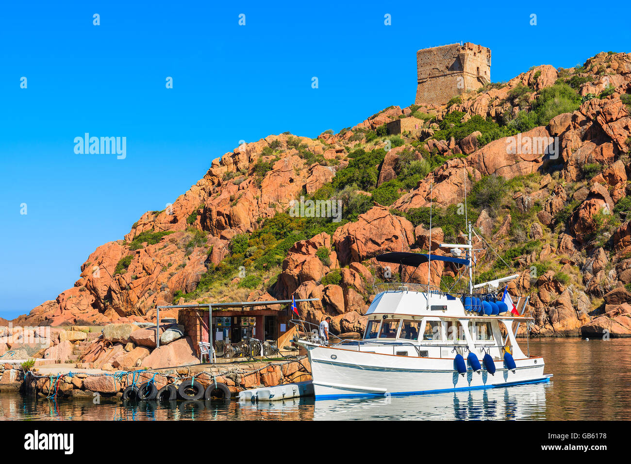 Un bateau de tourisme à Porto Harbour sur l'île de Corse, France Banque D'Images