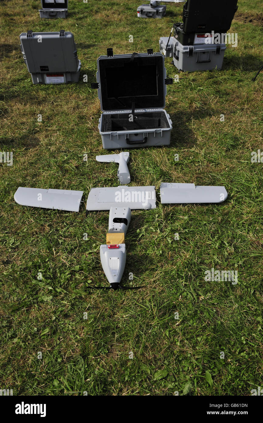 Prêt pour l'assemblage le nouveau véhicule aérien sans pilote Desert Hawk (UAV) utilisé pour la reconnaissance aérienne à distance dans les théâtres de guerre. Le Desert Hawk pèse environ trois kilogrammes et est alimenté par batterie. Il est lancé à la main et peut voler pendant environ une heure, exploité par le personnel au sol à l'aide d'un ordinateur et d'une manette Xbox de Microsoft. Banque D'Images