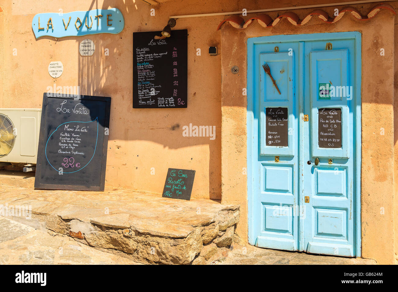 CALVI, CORSE - 28 juin 2015 : portes bleues de restaurant traditionnel dans le port de Calvi. Corse île a beaucoup de lieux chaleureux pour Banque D'Images