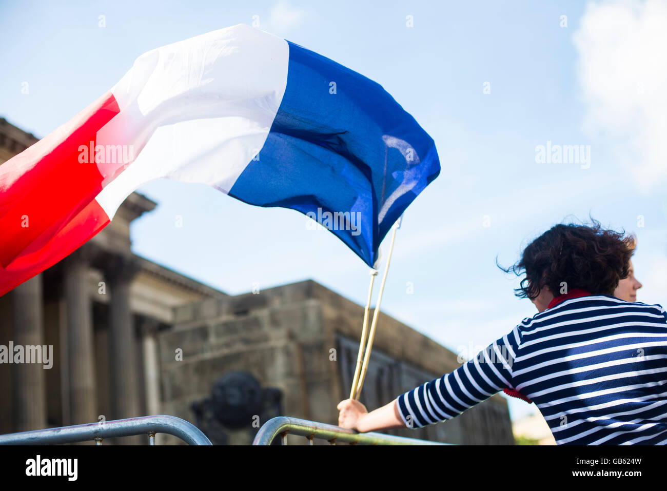 Une femme vagues un drapeau français à l'Union européenne pro rally Banque D'Images