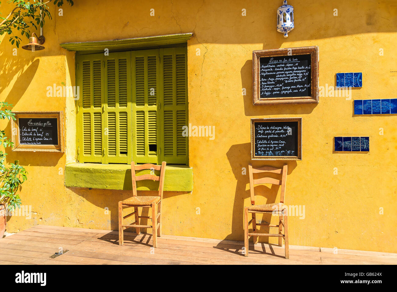CALVI, CORSE - 28 juin 2015 : des chaises en face du restaurant traditionnel dans le port de Calvi. Corse île a beaucoup de plac confortable Banque D'Images