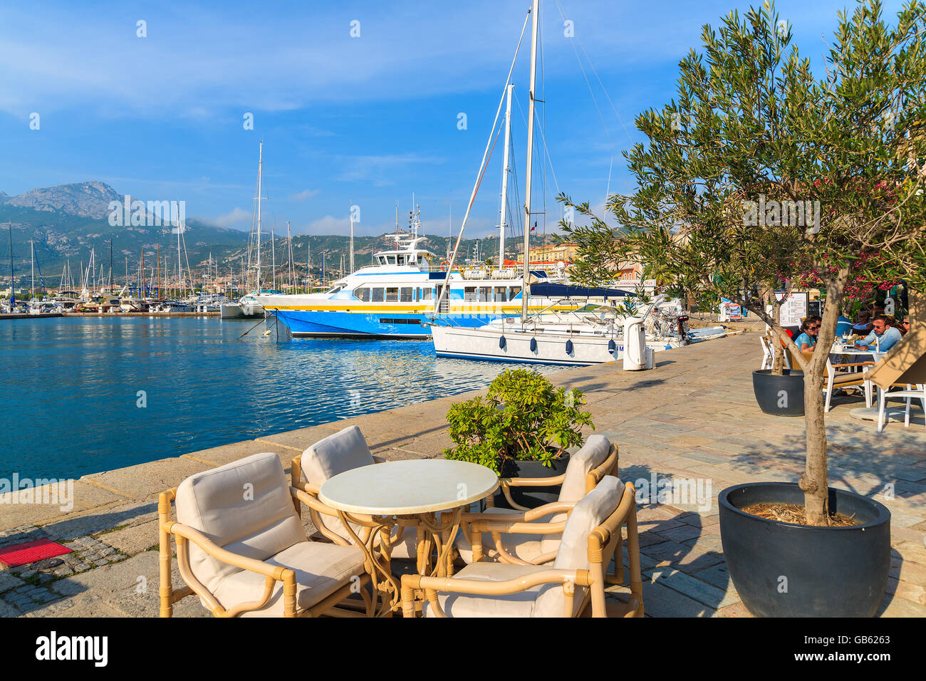 CALVI, CORSE - 29 juin 2015 : des chaises et des tables de restaurant à Calvi port. Cette ville a luxurious marina et est très Banque D'Images