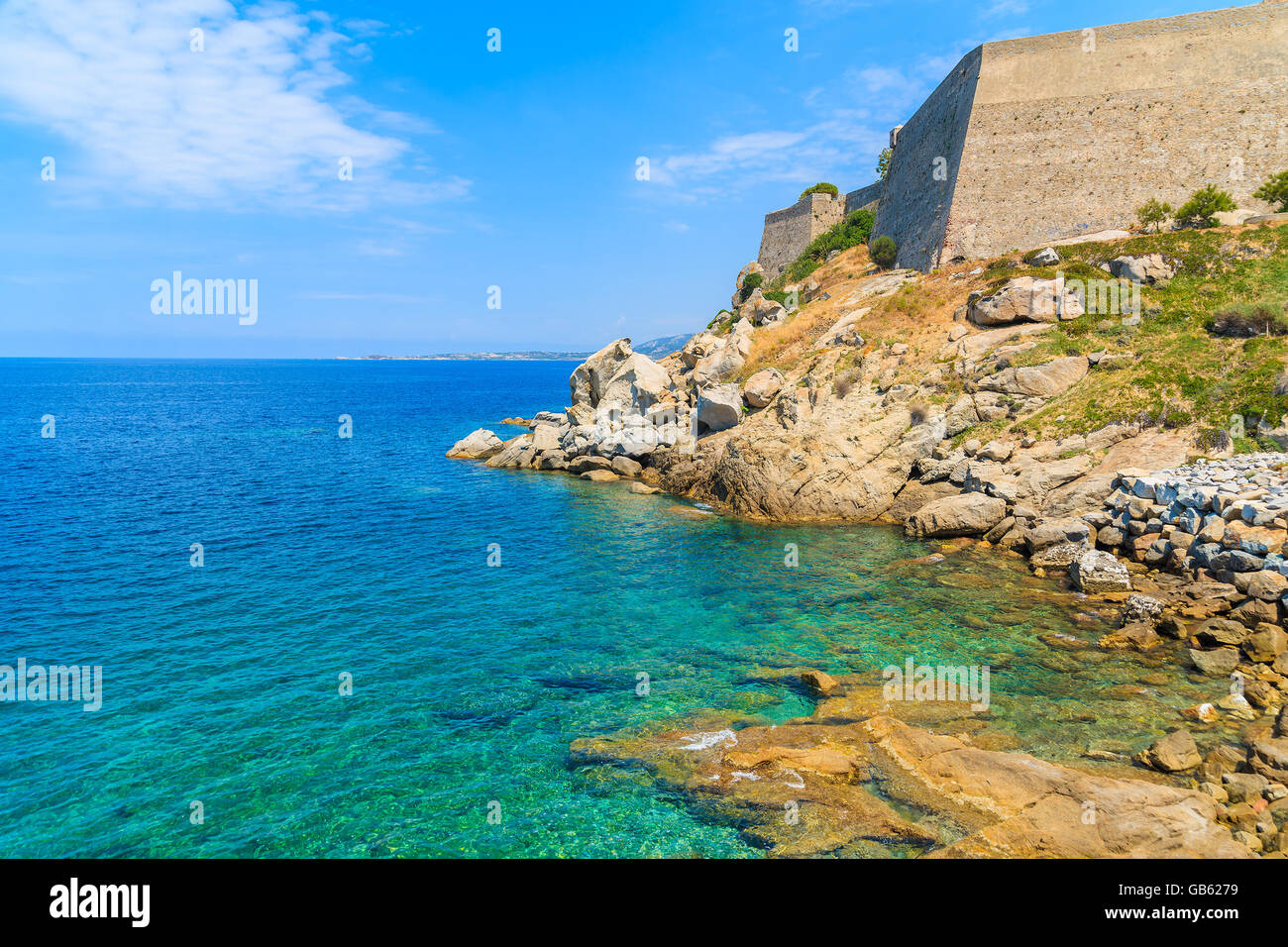 La mer turquoise de l'eau dans la baie de Calvi et d'afficher des anciens remparts de la ville, Corse, France Banque D'Images