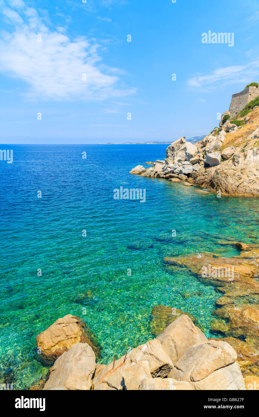 La mer turquoise de l'eau dans la baie de Calvi, Corse, France Banque D'Images