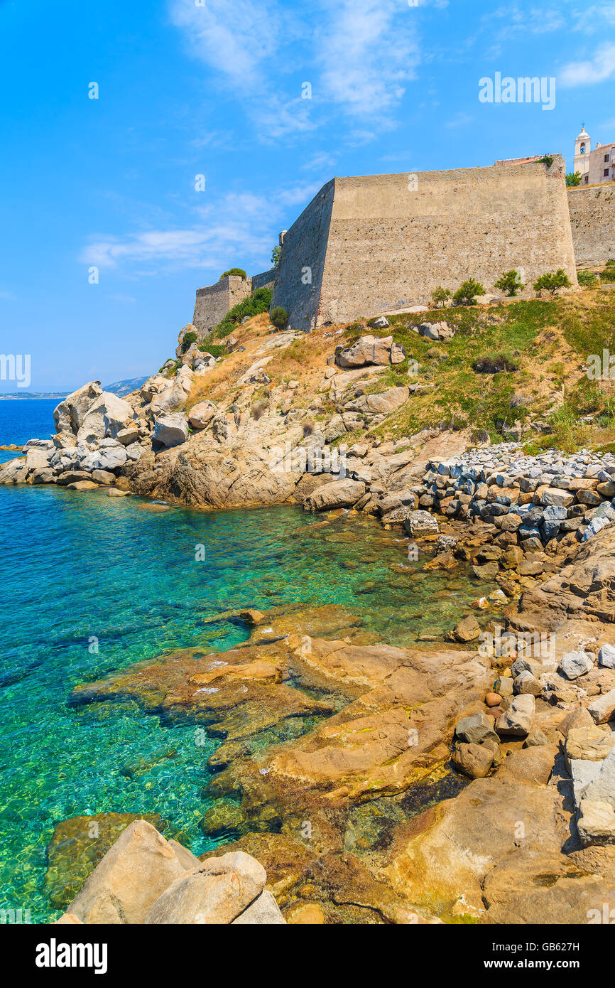 La mer turquoise de l'eau dans la baie de Calvi et d'afficher des anciens remparts de la ville, Corse, France Banque D'Images