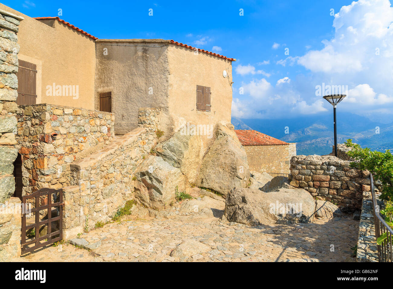 Vieilles maisons typiquement corse dans petit village de Sant Antonino, Corse, France Banque D'Images