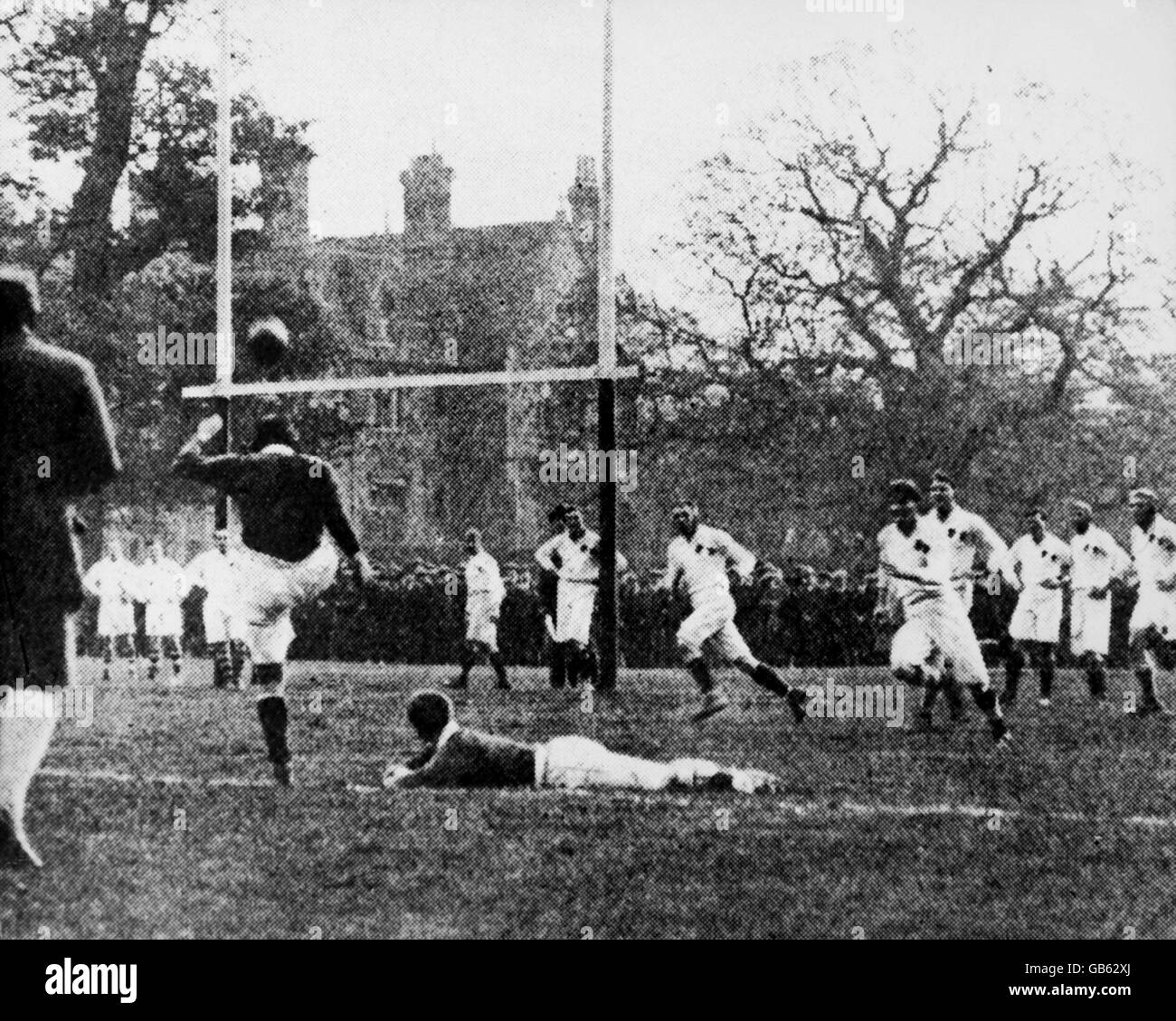 Une tentative de conversion pour l'Écosse et l'Irlande pendant le match, qui a été joué à l'école de rugby pour marquer le centenaire de William Webb Ellis de ramasser le ballon et de courir avec lui Banque D'Images