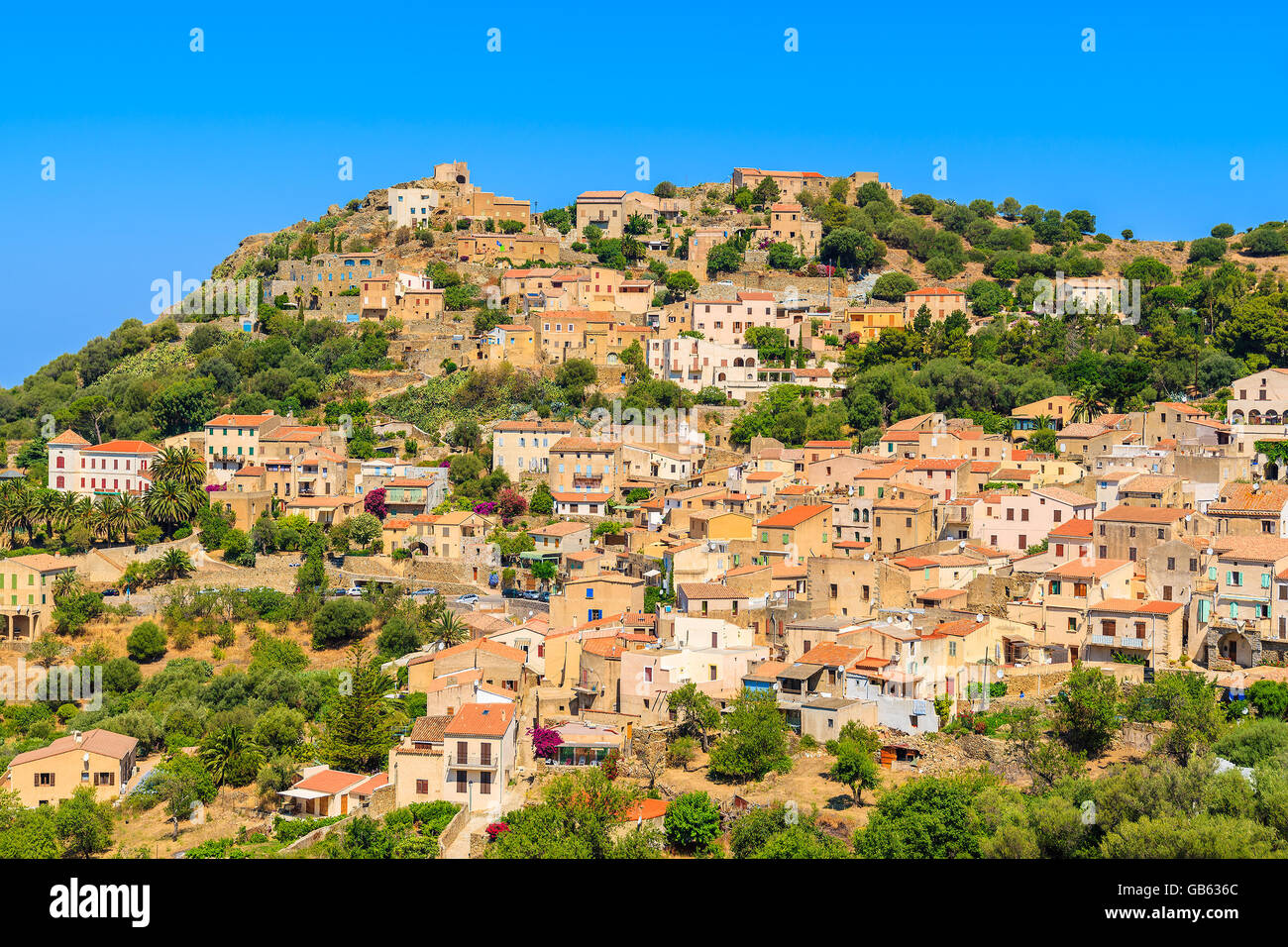 Avis de Corbara village avec maisons en pierre construit en style traditionnelle corse au sommet d'une colline, France Banque D'Images