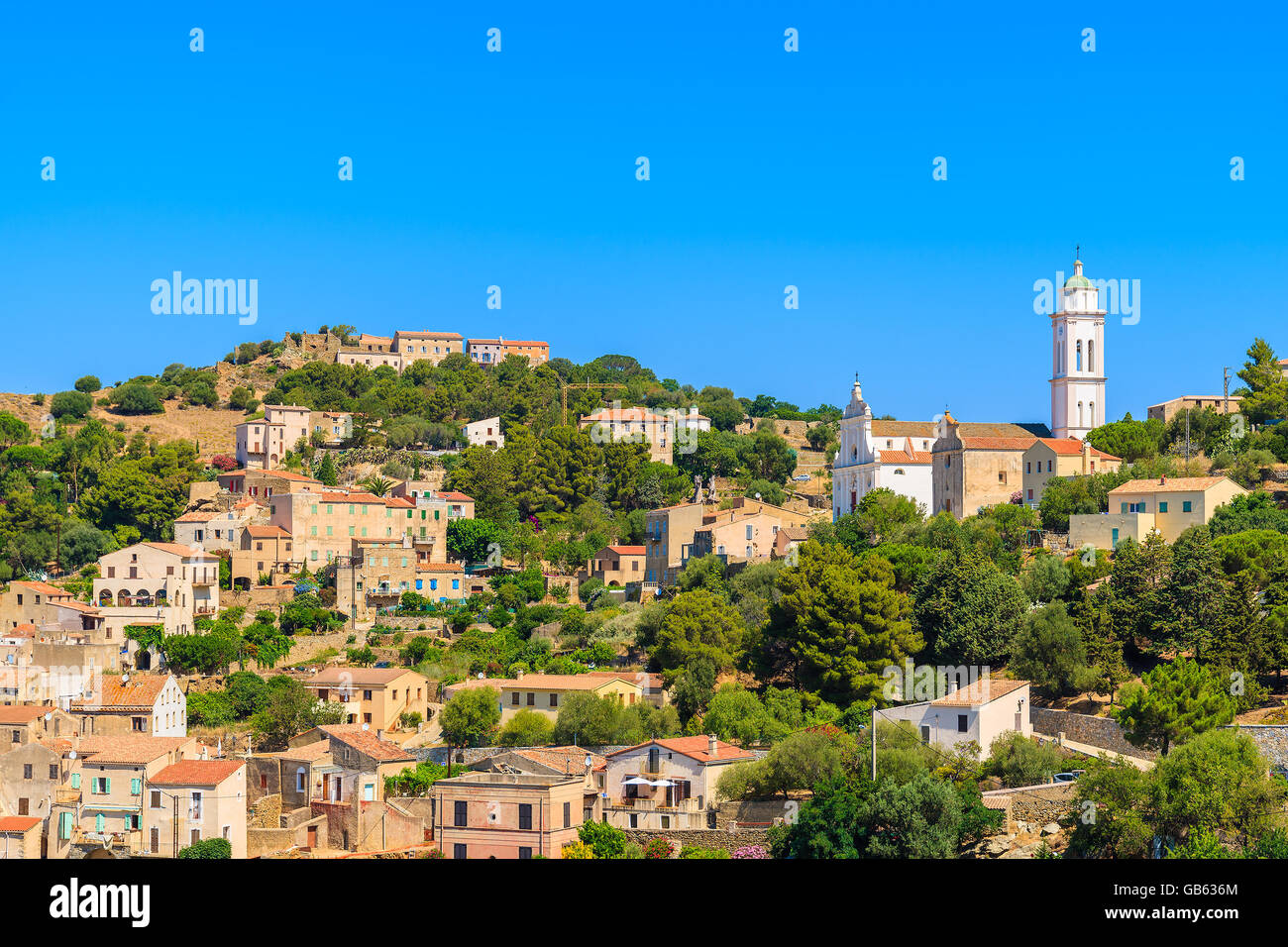 Avis de Corbara village avec maisons en pierre construit en style traditionnelle corse au sommet d'une colline, France Banque D'Images