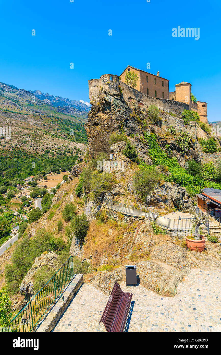 Citadelle construite sur une colline dans la ville de Corte, Corse, France Banque D'Images