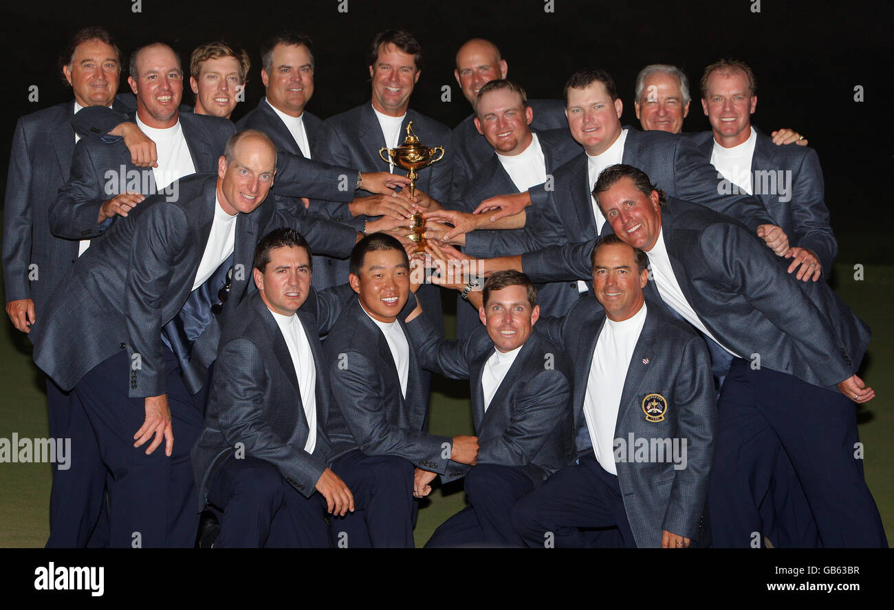 Le capitaine américain Paul Azinger célèbre la victoire de la 37e Ryder Cup avec son équipe lors de la cérémonie de clôture au Valhalla Golf Club, Louisville, Etats-Unis. Banque D'Images