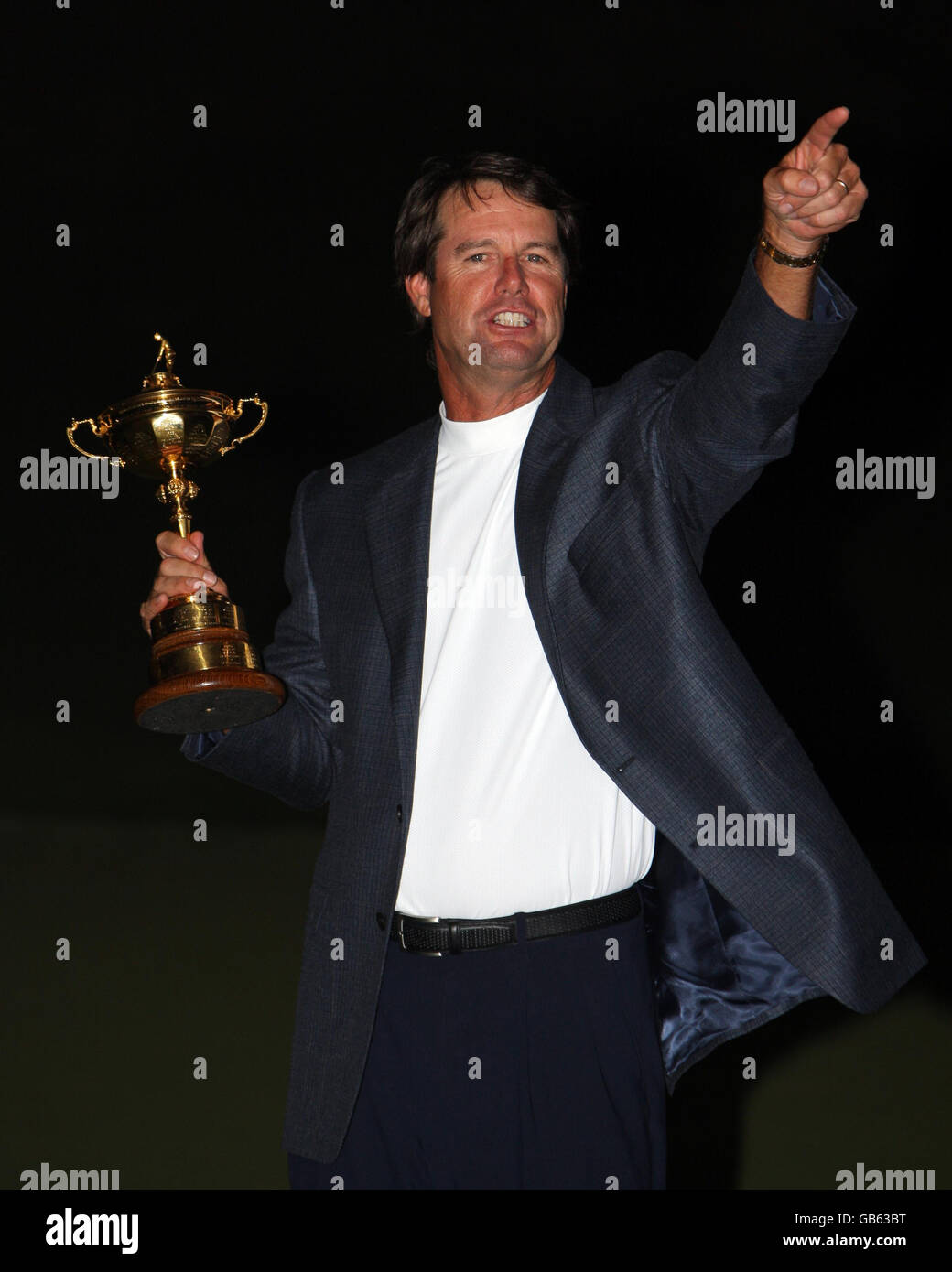 Le capitaine des États-Unis Paul Azinger signale aux fans qu'il célèbre la victoire de la 37e Ryder Cup lors de la cérémonie de clôture au Valhalla Golf Club, Louisville, États-Unis. Banque D'Images