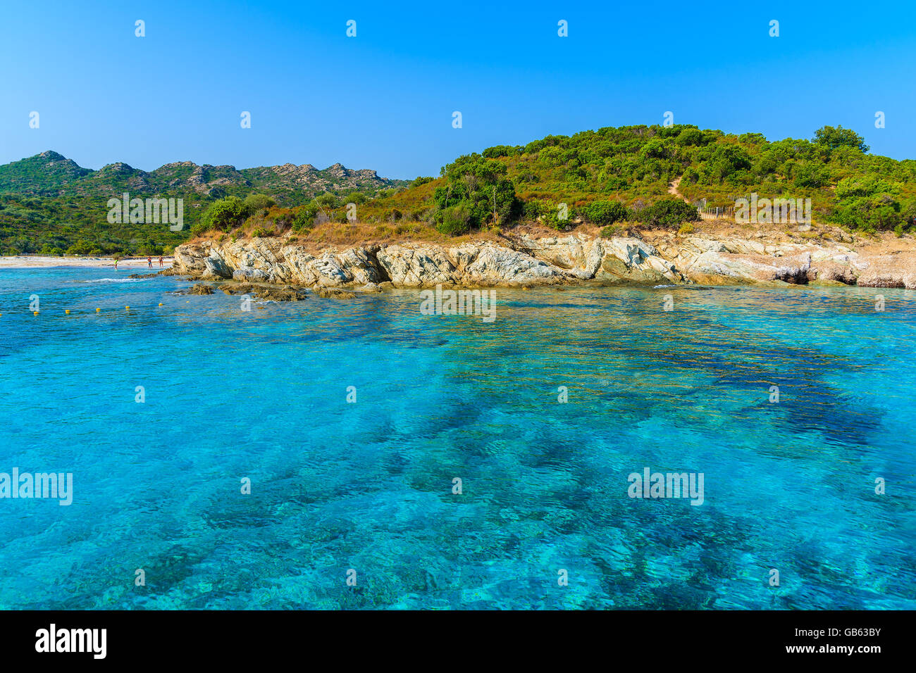 La mer d'azur de l'eau sur la côte de l'île de Corse près de Bonifacio ville, France Banque D'Images