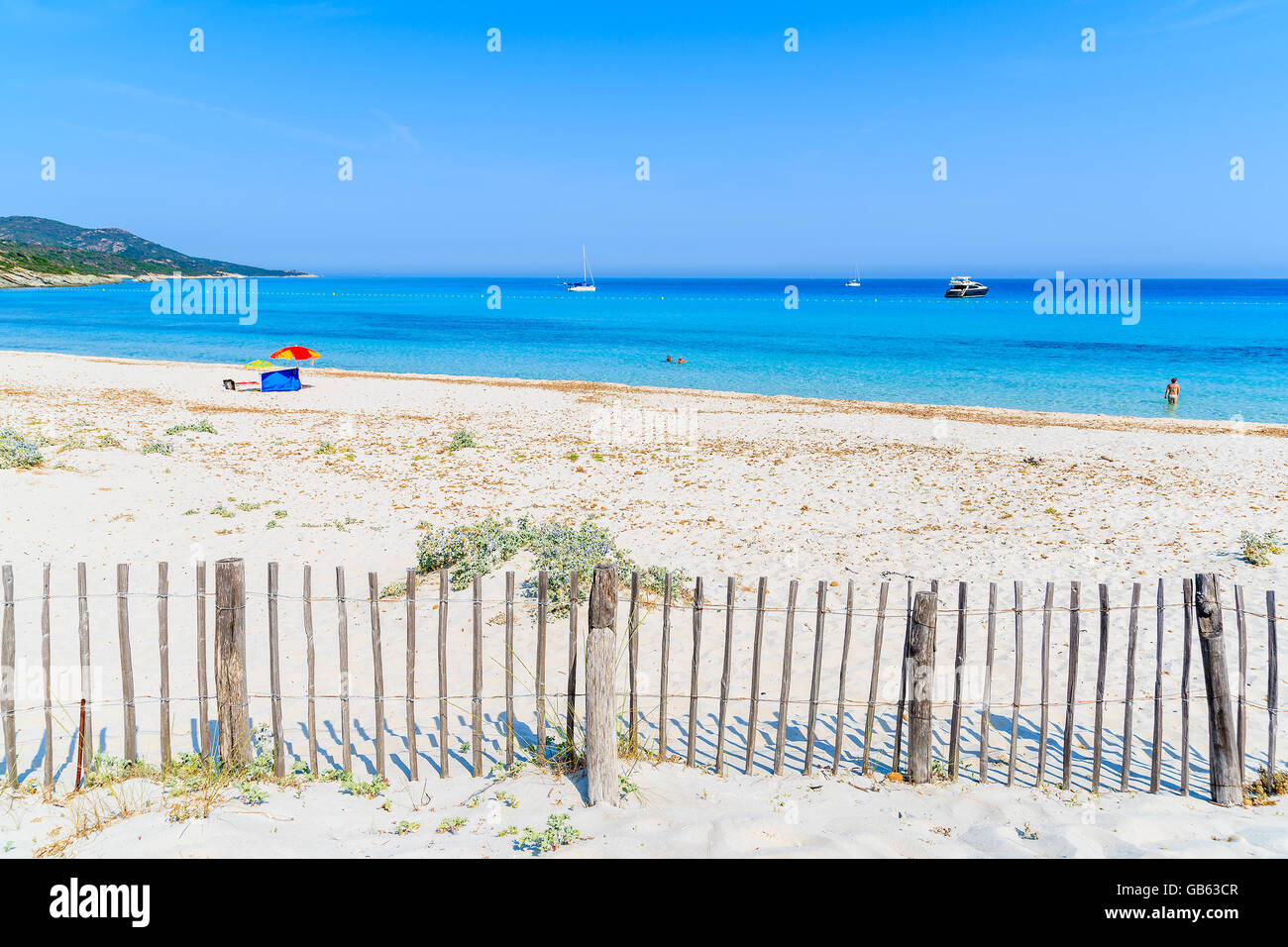 Vue de Saleccia Plage avec sable blanc et mer d'azur de l'eau près de Saint Florent, Corse, France Banque D'Images
