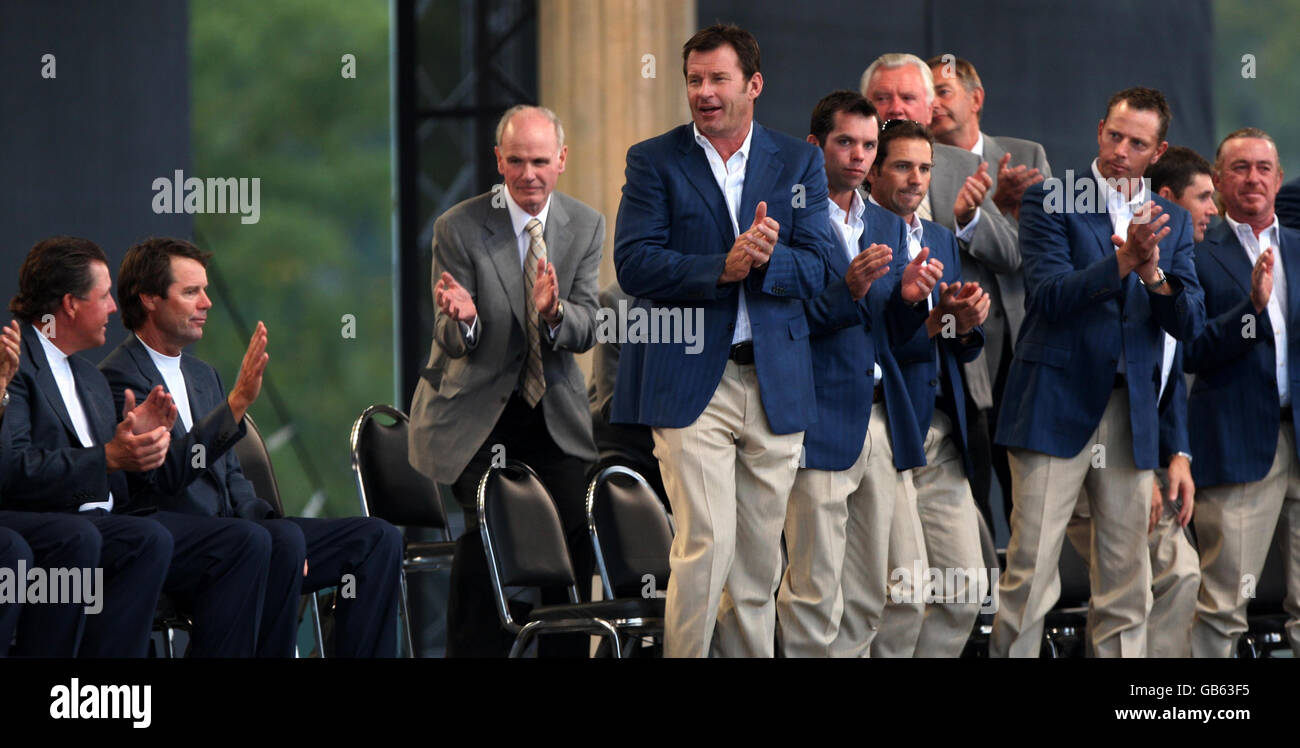 Le capitaine américain Paul Azinger (à gauche, main levée) est félicité par l'équipe européenne dirigée par Nick Faldo (au centre) après avoir remporté la 37e Ryder Cup lors de la cérémonie de clôture au Valhalla Golf Club, Louisville, États-Unis. Banque D'Images