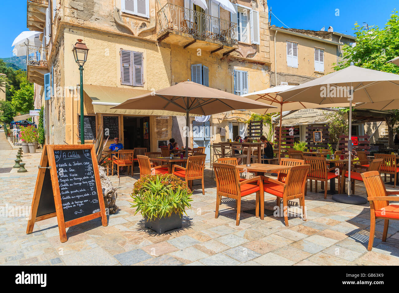 ERBALUNGA, CORSE - 4 JUIL 2015 : : restaurant dans la vieille partie d'Erbalunga village. Ce village est situé sur le Cap Corse, fam Banque D'Images
