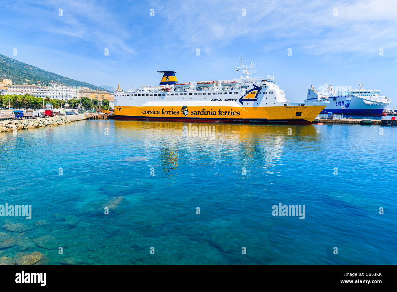 PORT de Bastia, Corse - 4 JUIL 2015 : ferry port de Bastia, la préparation pour la voile à Livourne, port italien à travers S Ligure Banque D'Images