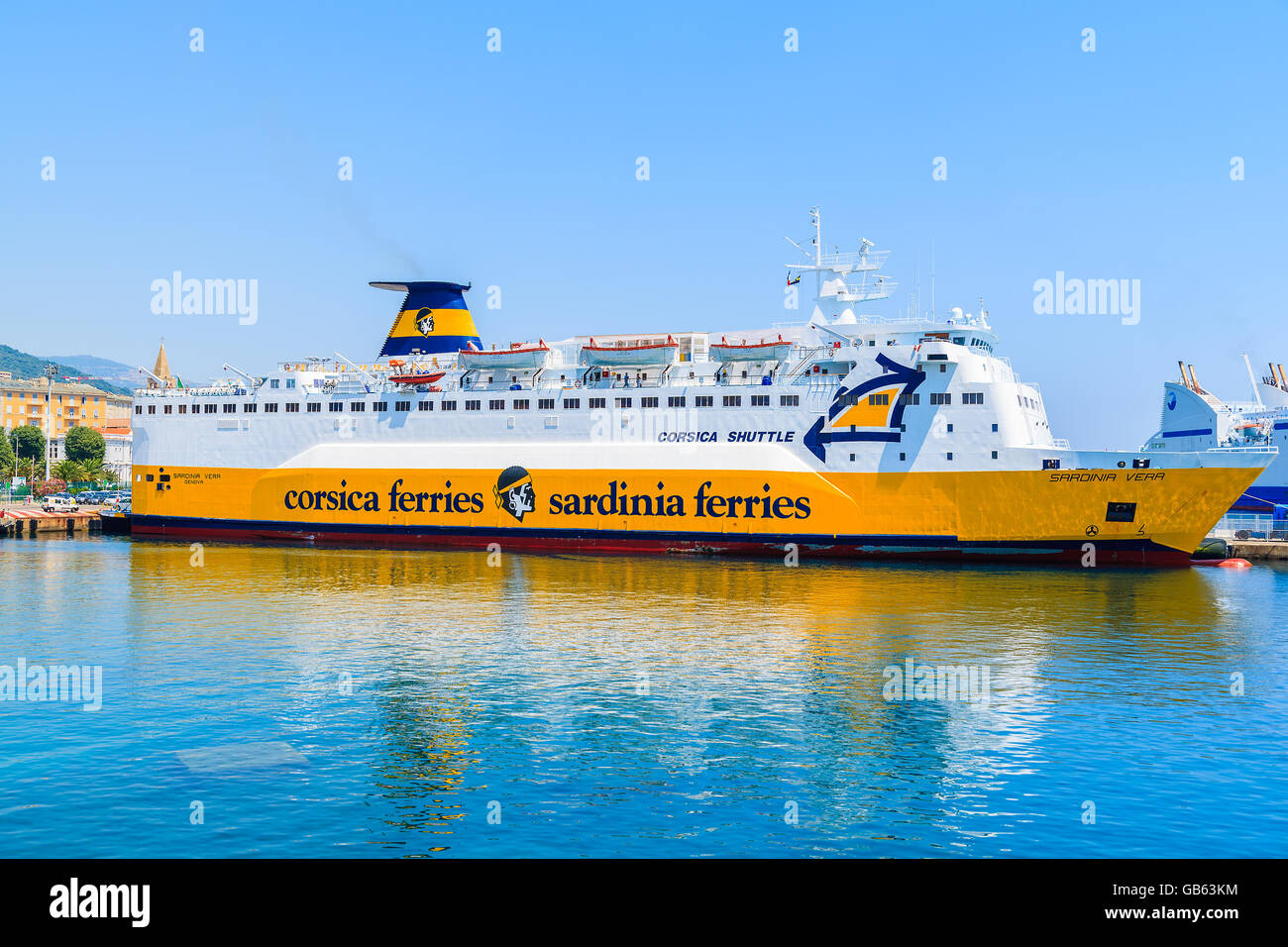 PORT de Bastia, Corse - 4 JUIL 2015 : ferry port de Bastia, la préparation pour la voile à Livourne, port italien à travers S Ligure Banque D'Images