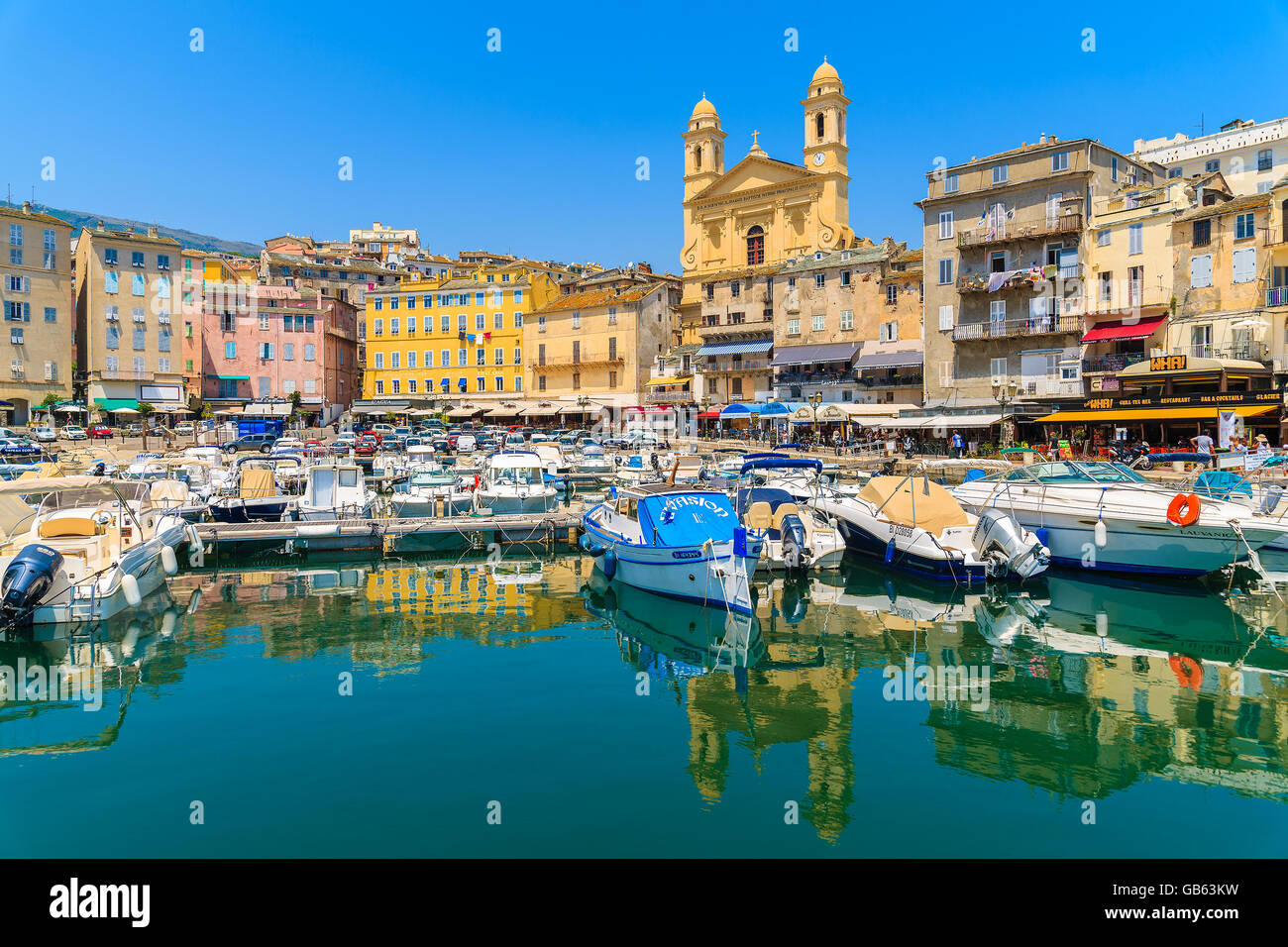 PORT de Bastia, Corse - 4 JUIL 2015 : reflet de la cathédrale et des bâtiments Joannis Babtistes à Bastia sur port été ensoleillé Banque D'Images