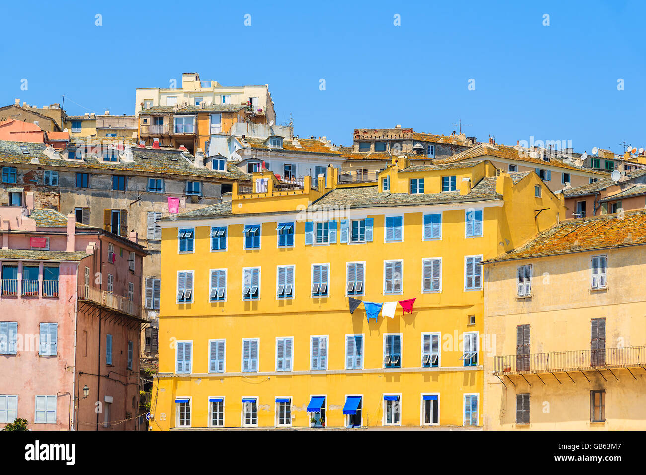 Une vue sur les maisons typiques à Bastia, port de l'île Corse, France Banque D'Images
