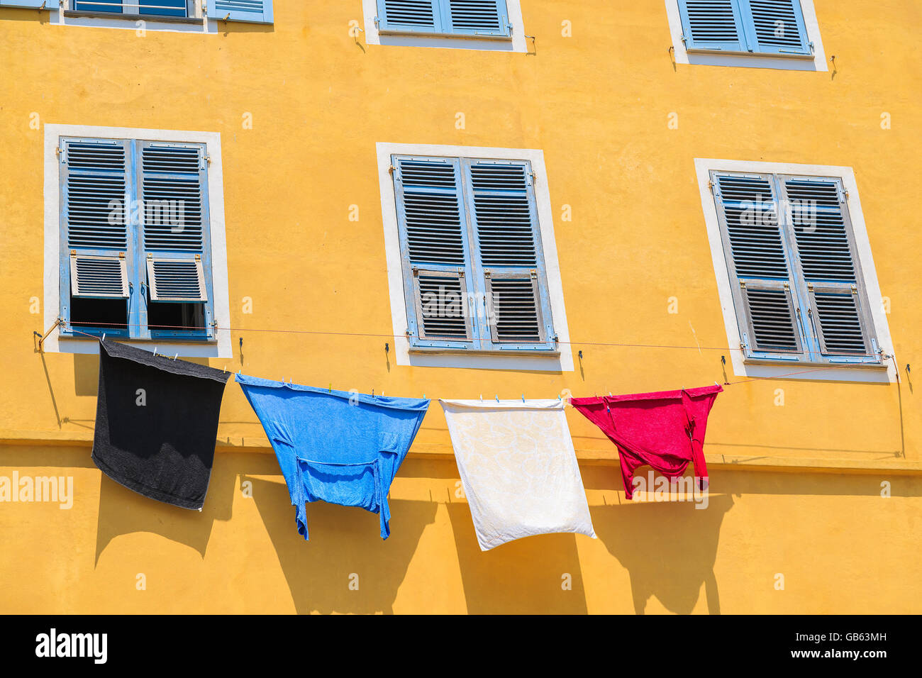 Blanchisserie hanging out d'une façade de maison typiquement corse à Bastia, ville de l'île Corse, France Banque D'Images