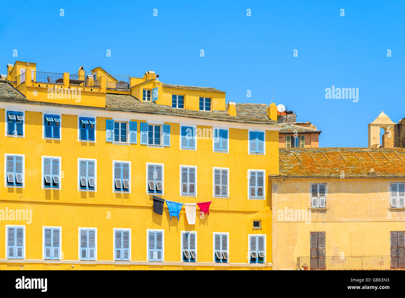 Blanchisserie traînant d'une façade de maison Corse jaune typique à Bastia, port de l'île Corse, France Banque D'Images