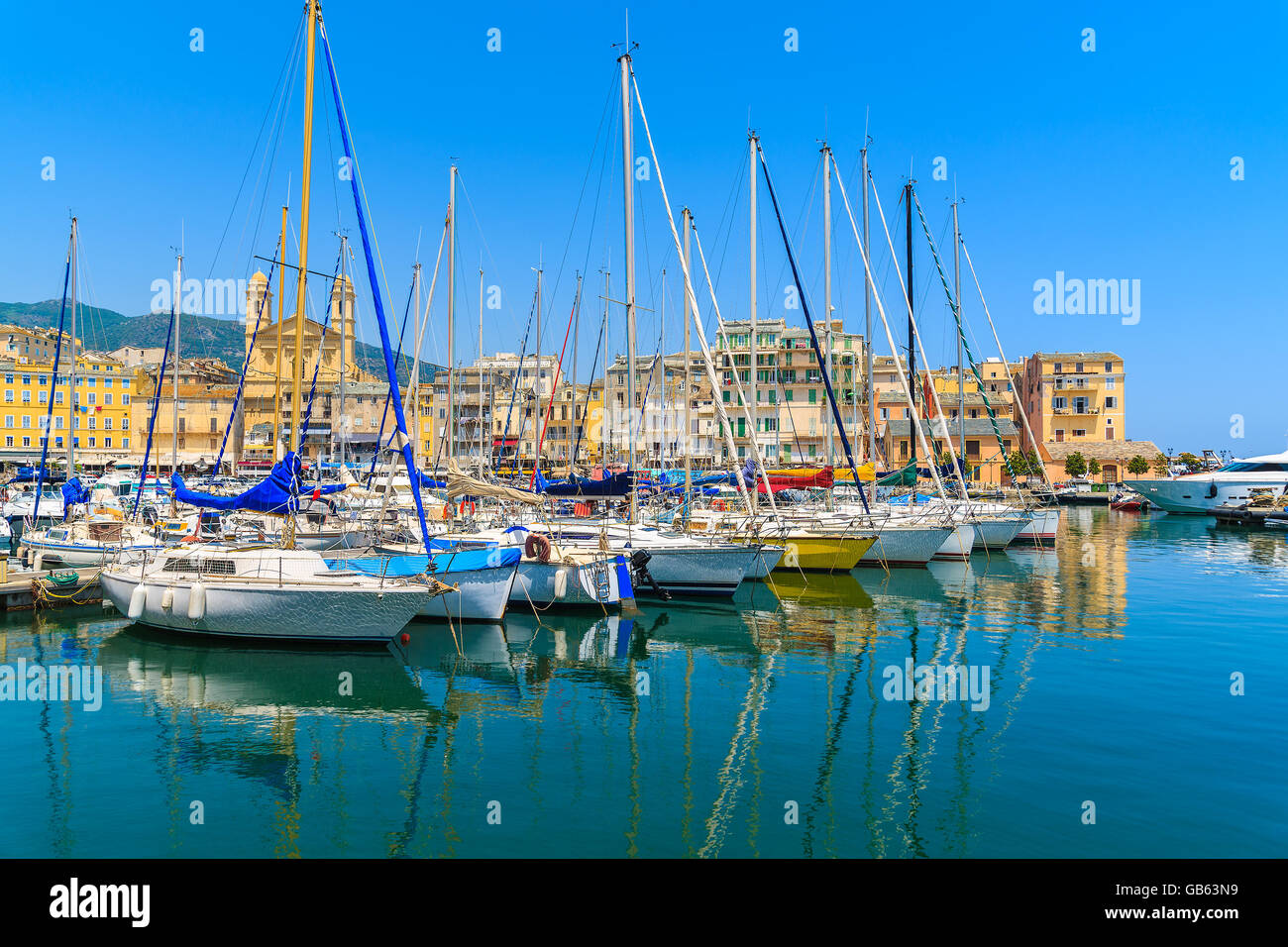 L'amarrage des bateaux à voile port de Bastia dès les beaux jours de l'été, Corse, France Banque D'Images