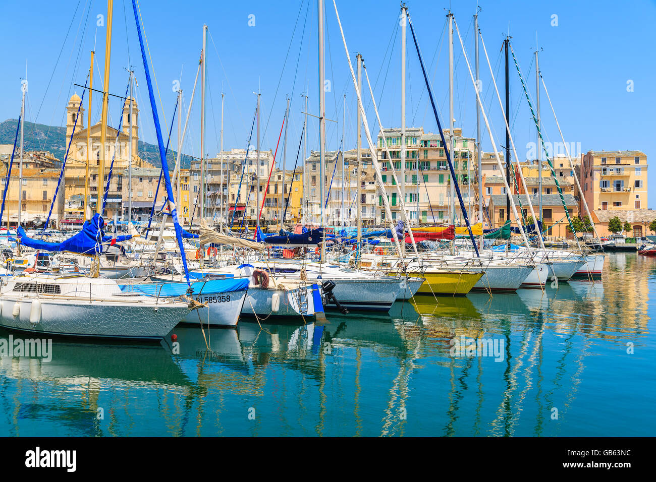 PORT de Bastia, Corse - 4 JUIL 2015 : arcs de yacht bateaux colorés sur le port de Bastia, journée ensoleillée. Bastia est l'une des régions Banque D'Images