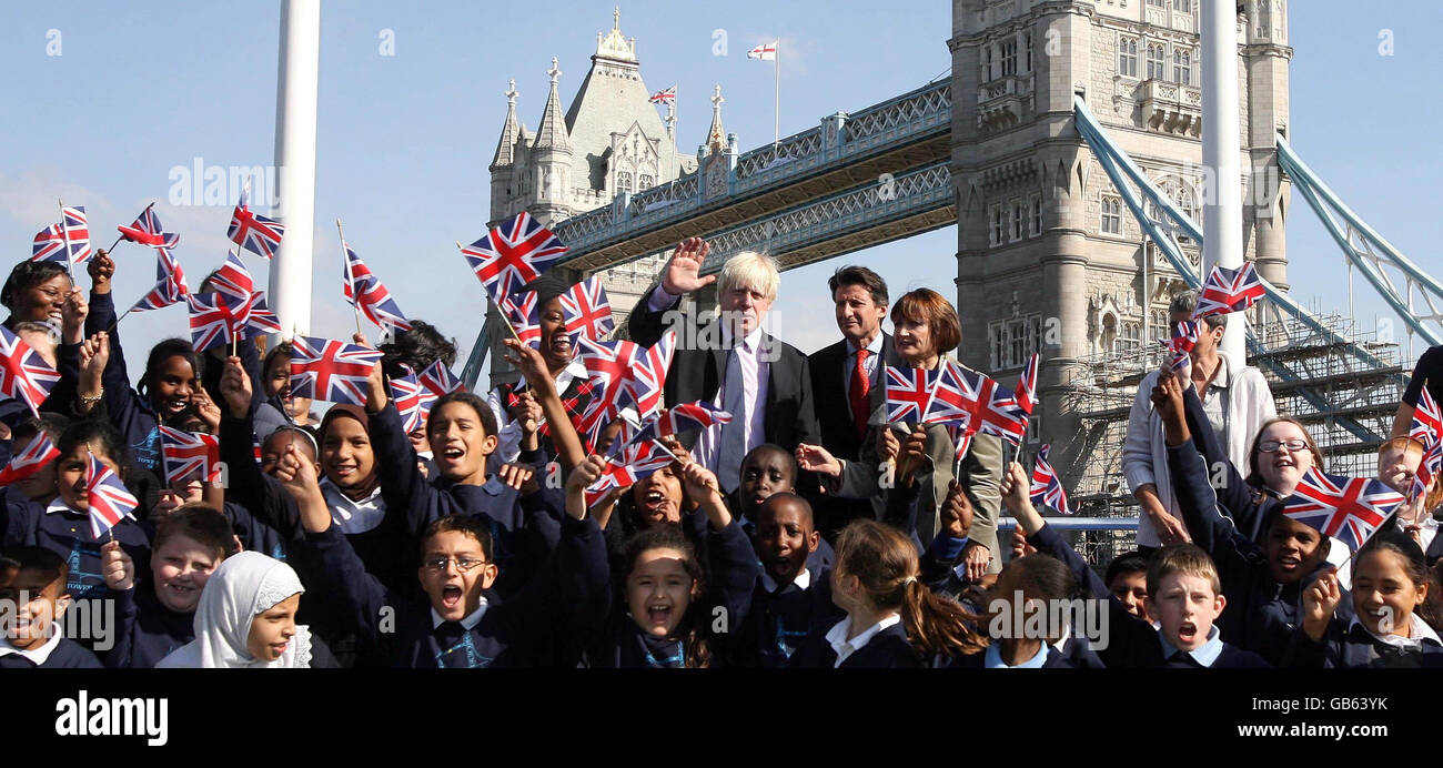 Boris Johnson, Tessa Jowell et Lord COE avec des enfants de la Tower Bridge Primary School à l'extérieur de l'hôtel de ville où des drapeaux ont été levés pour marquer officiellement Londres comme la ville hôte des Jeux olympiques et paralympiques de 2012. Banque D'Images