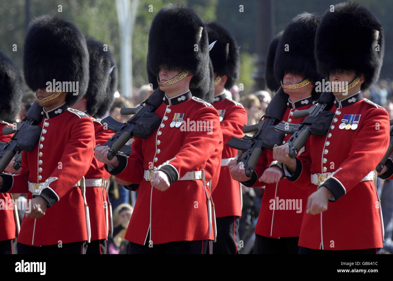 Vue générale des soldats du Grenadier Regiment prennent part à la cérémonie de la relève de la garde devant Buckingham Palace à Londres. Banque D'Images