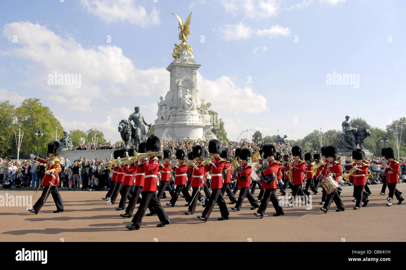 Vue générale des soldats du Grenadier Regiment prennent part à la cérémonie de la relève de la garde devant Buckingham Palace à Londres. Banque D'Images