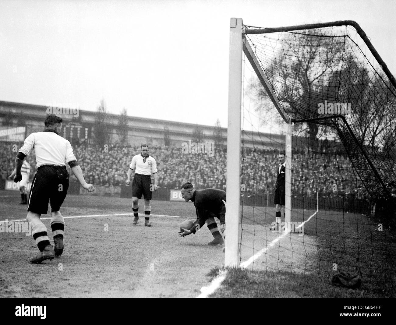 Soccer - football League Division Three South - Queens Park Rangers v Luton Town.Bill Dolman (r), gardien de but de Luton Town, s'attèle à la balle, sous la surveillance de Tom Mackey (c), coéquipier Banque D'Images