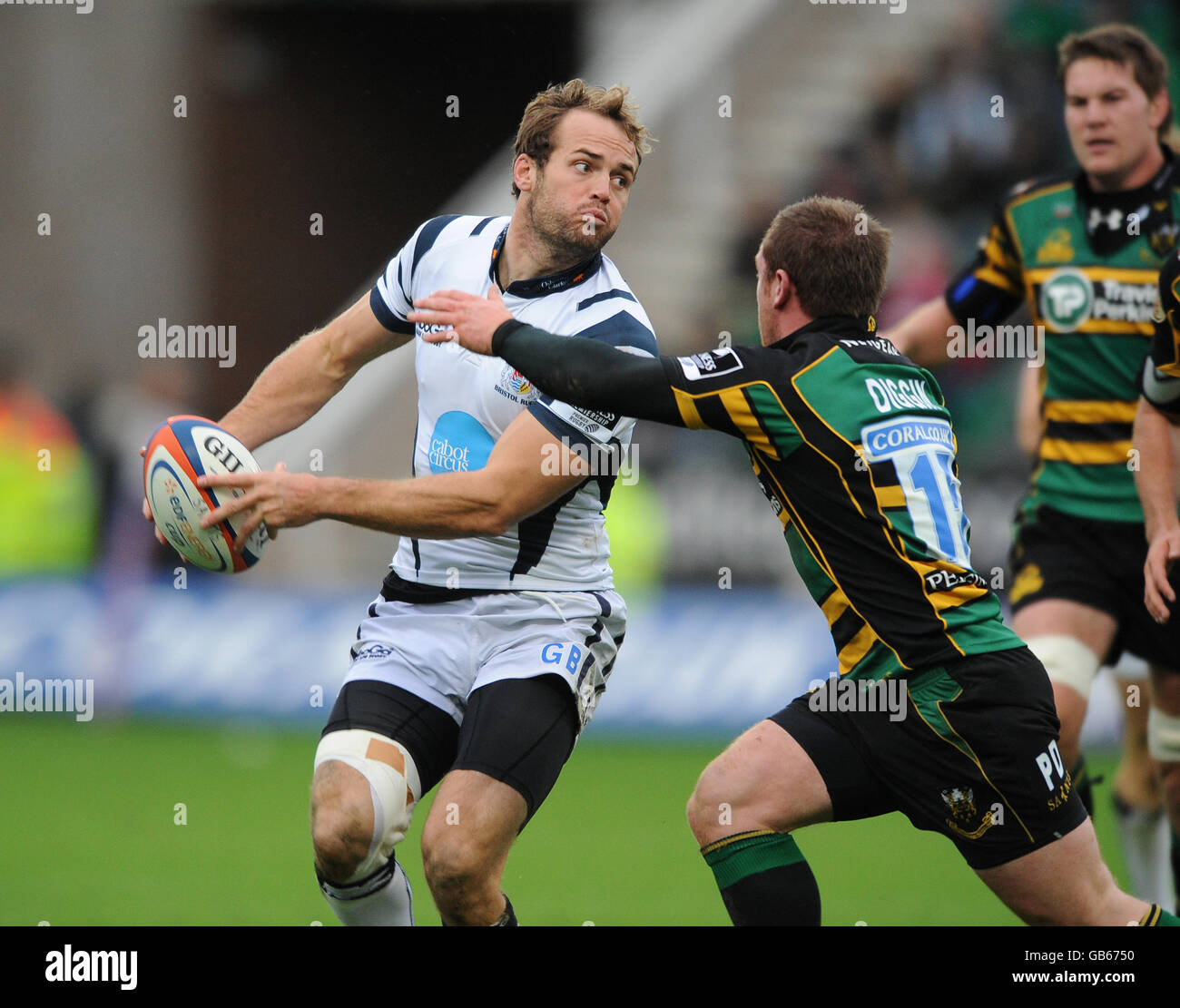 Rugby Union - Guinness Premiership - Northampton Saints / Bristol Rugby - Franklin Gardens.Paul Diggin de Northampton Saints et Greg Barden de Bristol Rugby Banque D'Images