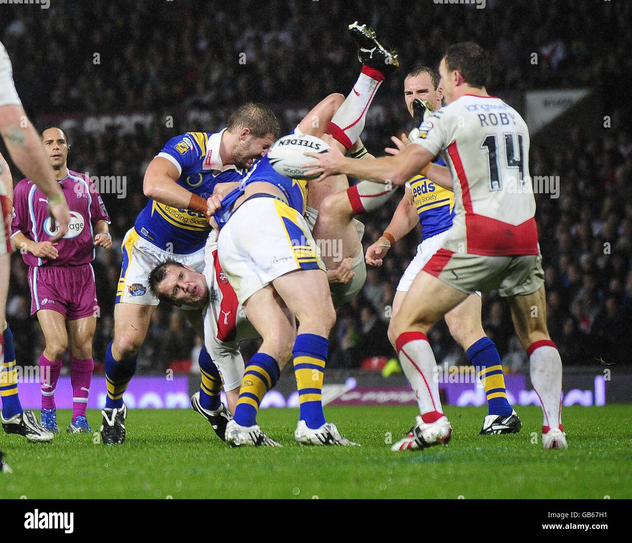 Jon Wilkin de St Helens est abordé lors de la finale de la Super League engage à Old Trafford, Manchester. Banque D'Images