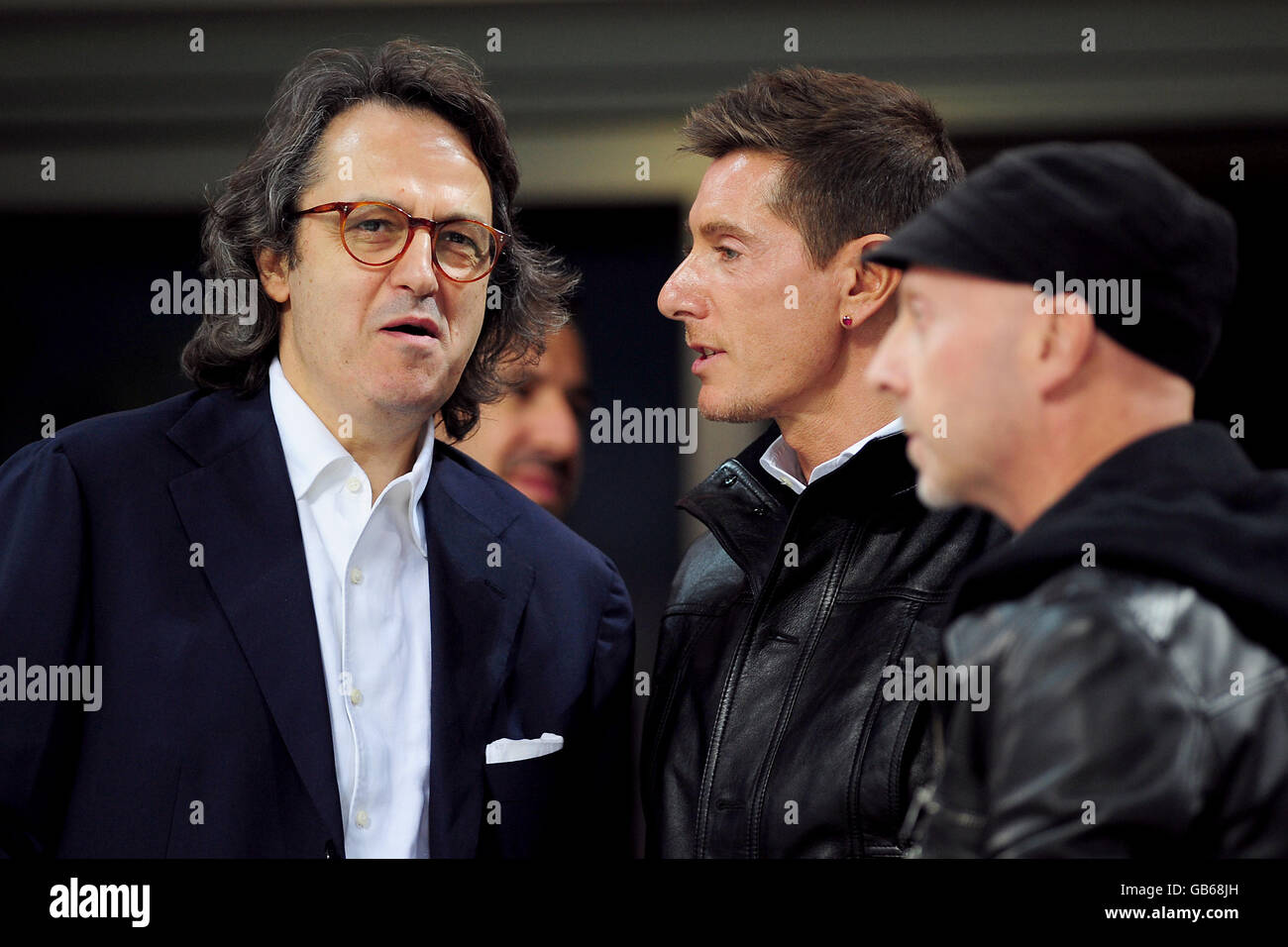 Les créateurs de mode italiens Gigi Marzullo (l), Domenico Dolce (c) et  Stefano Gabbana (r) dans les stands Photo Stock - Alamy
