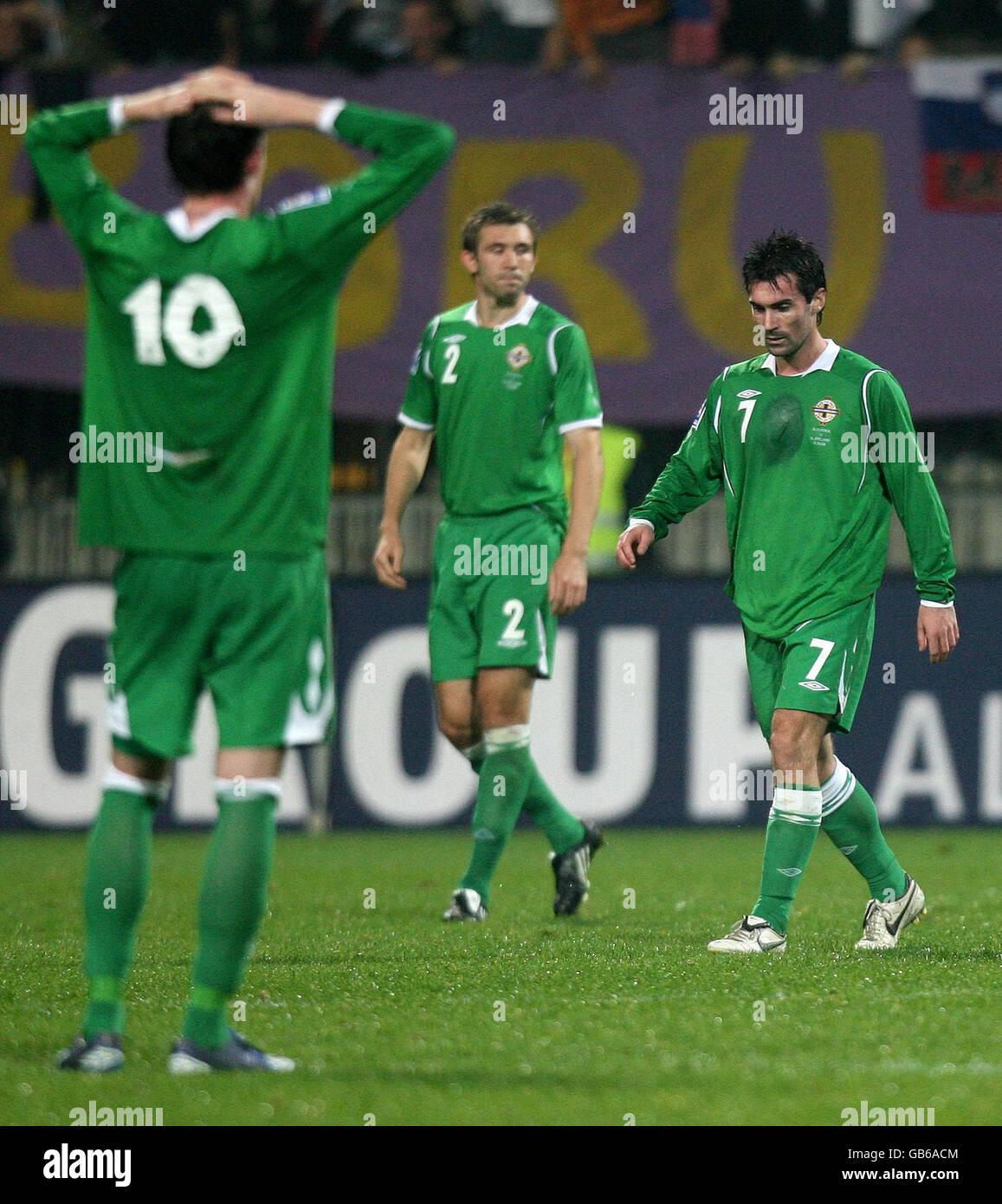 Keith Gillespie, d'Irlande du Nord, semble abattu lors du match du groupe de qualification de la coupe du monde au stade Ljudski Vrt, Maribor, Solvenia. Banque D'Images