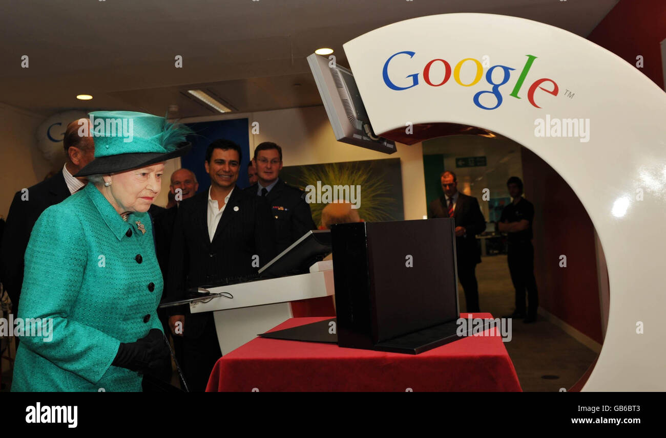 La reine Elizabeth II lors d'une visite au siège britannique de Google, à Buckingham Palace Road, dans le centre de Londres. Banque D'Images