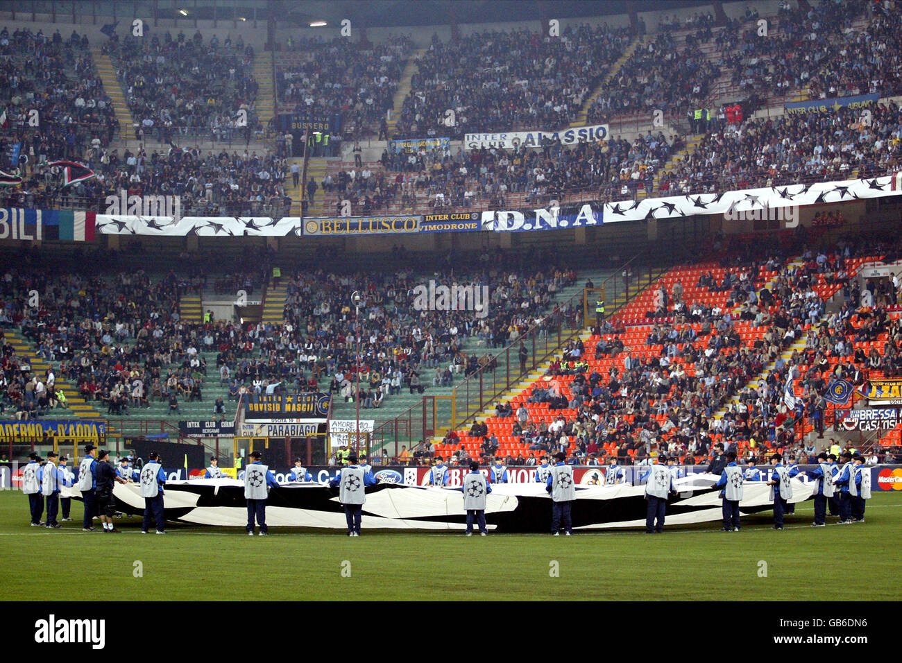 Football - Ligue des champions de l'UEFA - Groupe B - Inter Milan / Dynamo Kiev.Les ballons se tiennent autour du ballon de football géant Banque D'Images