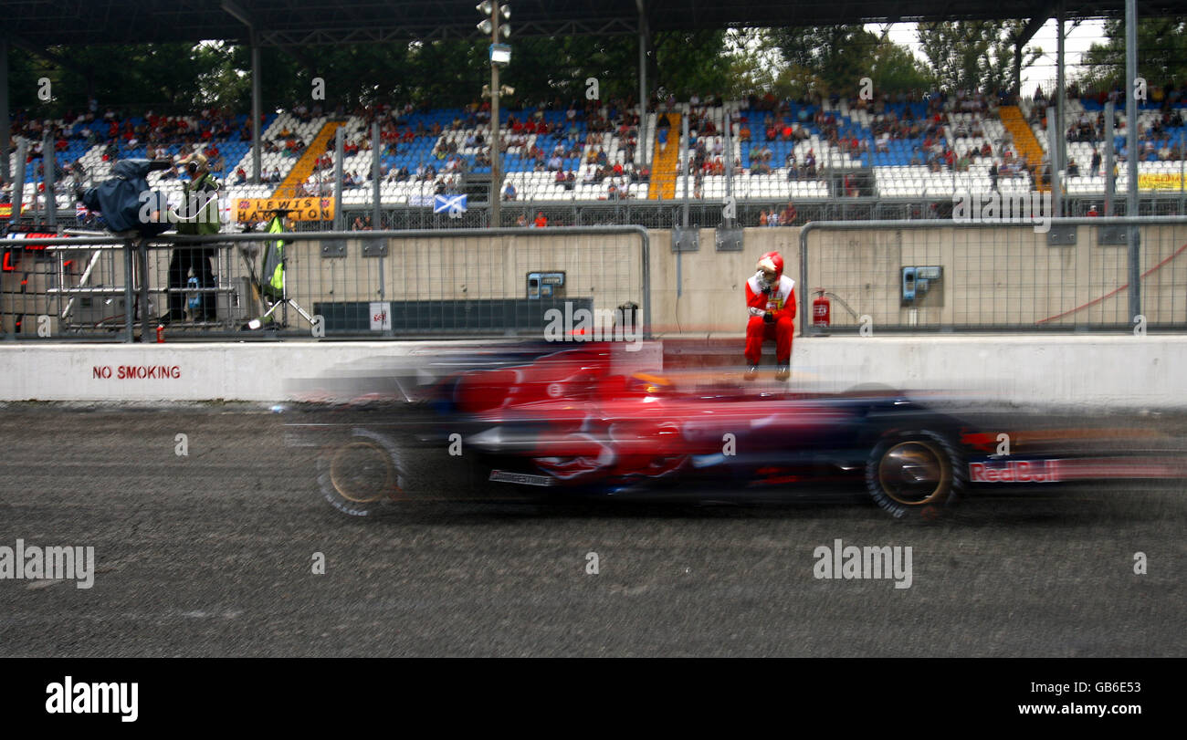 Une voiture Toro Rosso en action lors d'une séance d'entraînement à Monza, en Italie. Banque D'Images