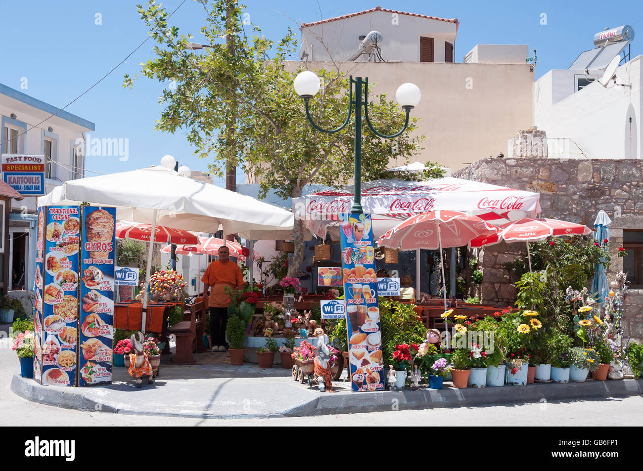 Petite taverne à Kefalos Kos Town, (Cos), du Dodécanèse, Grèce, région sud de la Mer Egée Banque D'Images