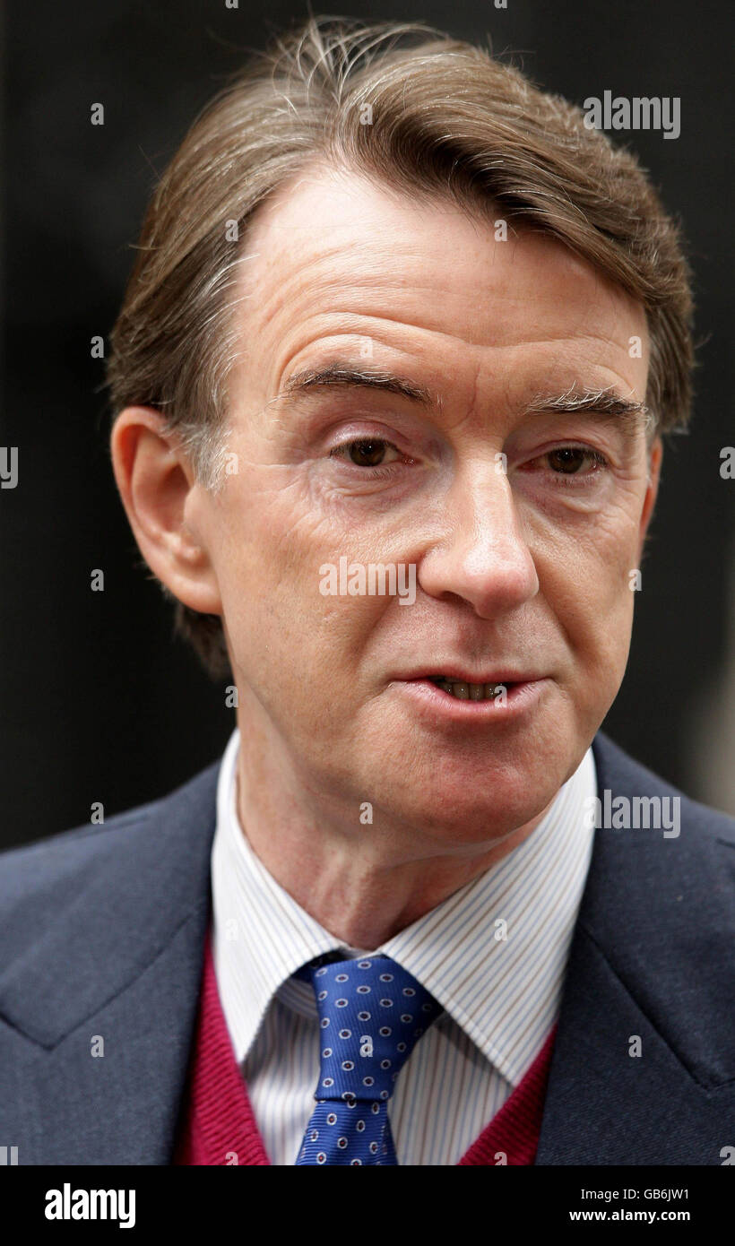 Peter Mandelson, à l'extérieur de Downing Street, s'entretient avec Gordon Brown au sujet de sa proposition de retour de choc au gouvernement. Banque D'Images