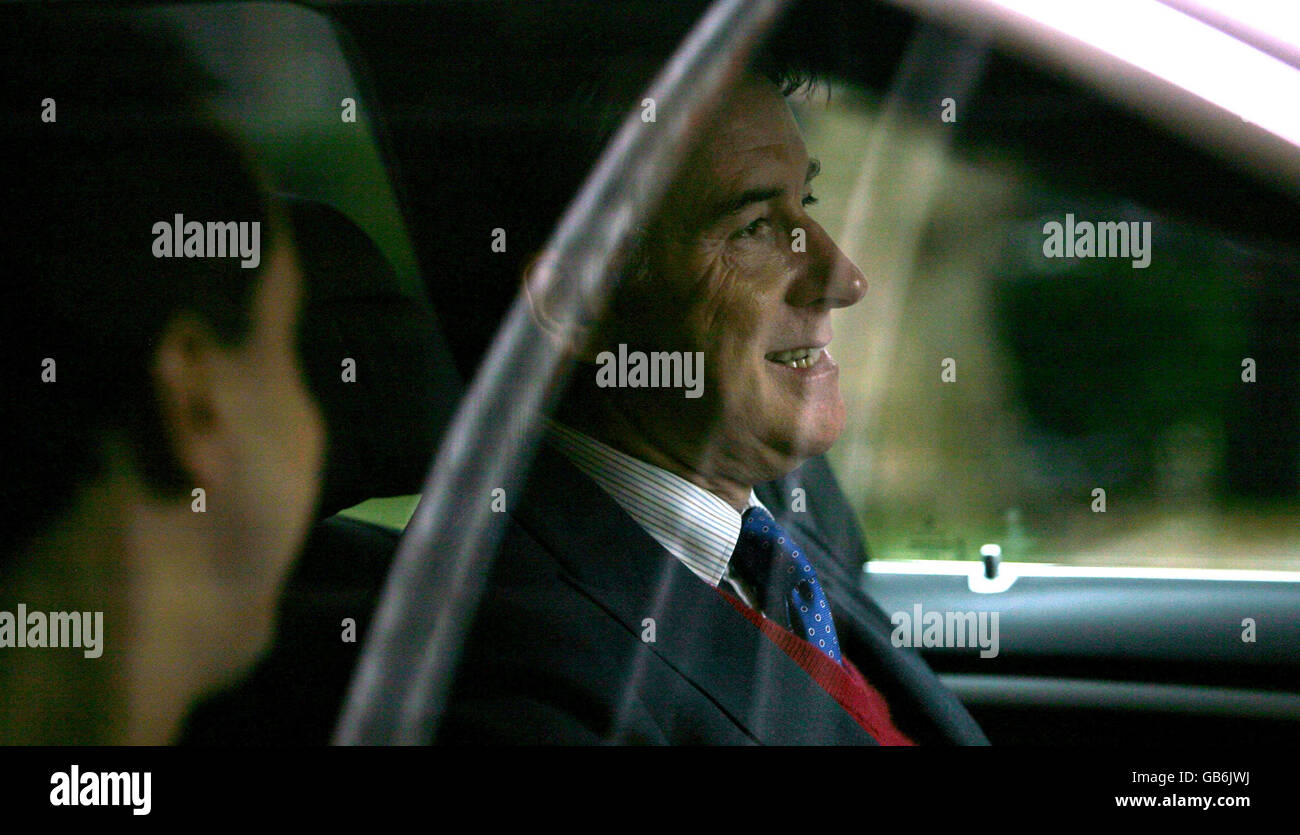 Peter Mandelson quitte Downing Street après des entretiens avec Gordon Brown au sujet de son retour de choc au gouvernement. Banque D'Images