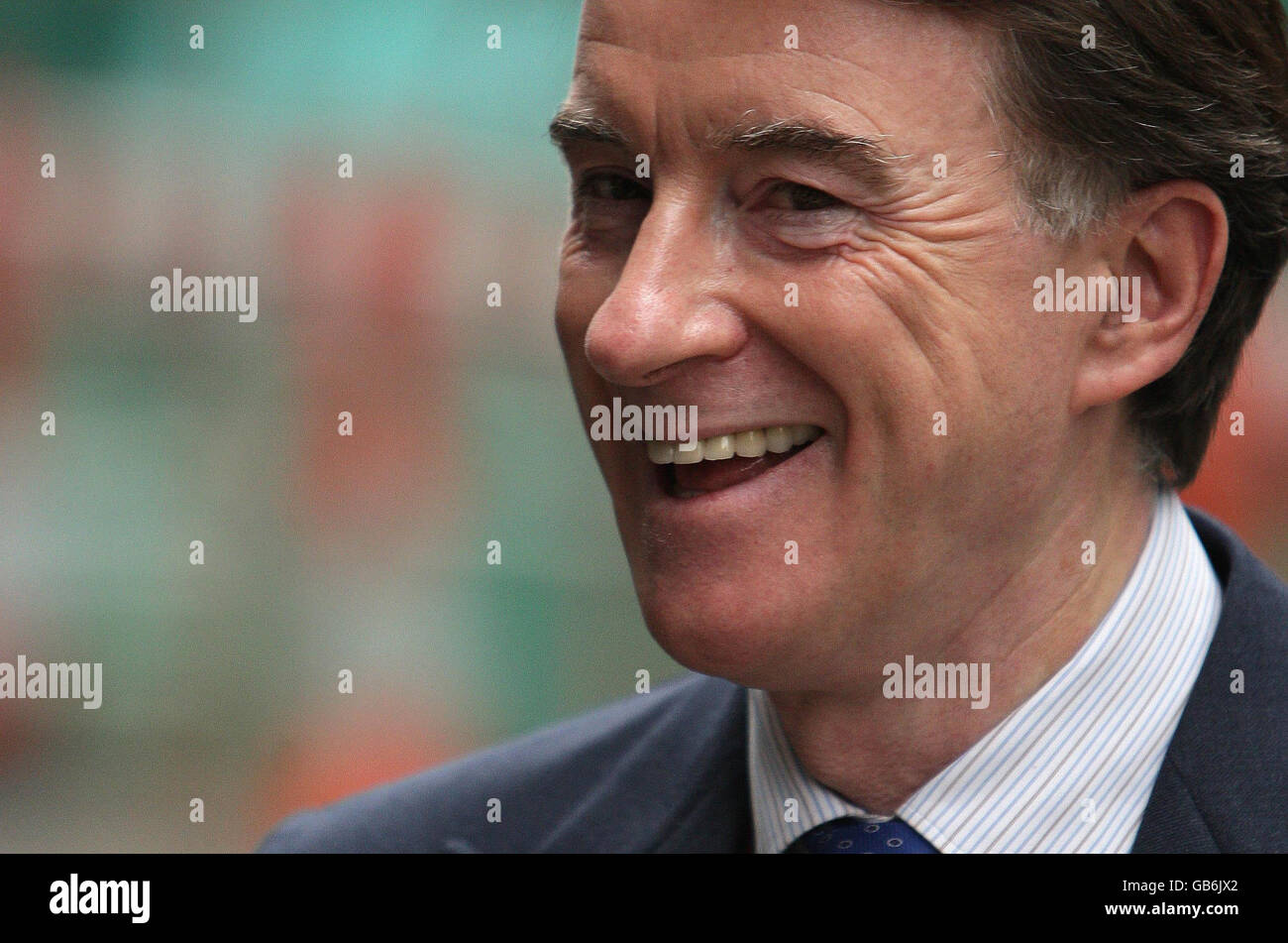 Peter Mandelson devant Downing Street après avoir eu des entretiens avec Gordon Brown au sujet de sa proposition de retour du choc au gouvernement. Banque D'Images