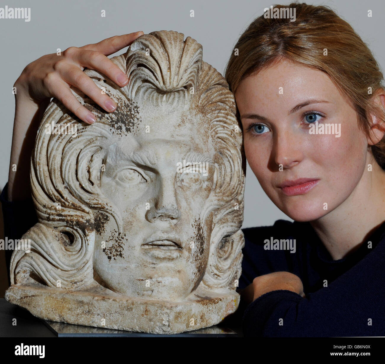 Georgie Aitken de Bonhams avec un acrotérien de marbre romain, une tête sculptée d'un coin de sarcophage qui a été comparé à Elvis Presley, qui sera mise aux enchères à Bonhams le 15 octobre. Banque D'Images
