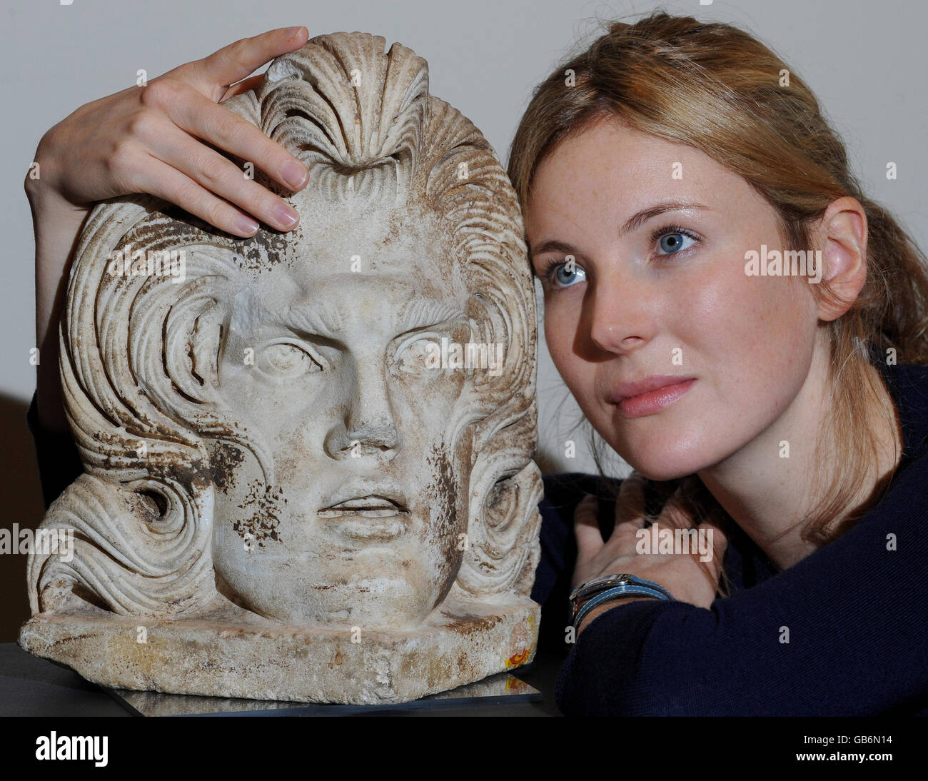 Georgie Aitken de Bonhams avec un acrotérien de marbre romain, une tête sculptée d'un coin de sarcophage qui a été comparé à Elvis Presley, qui sera mise aux enchères à Bonhams le 15 octobre. Banque D'Images