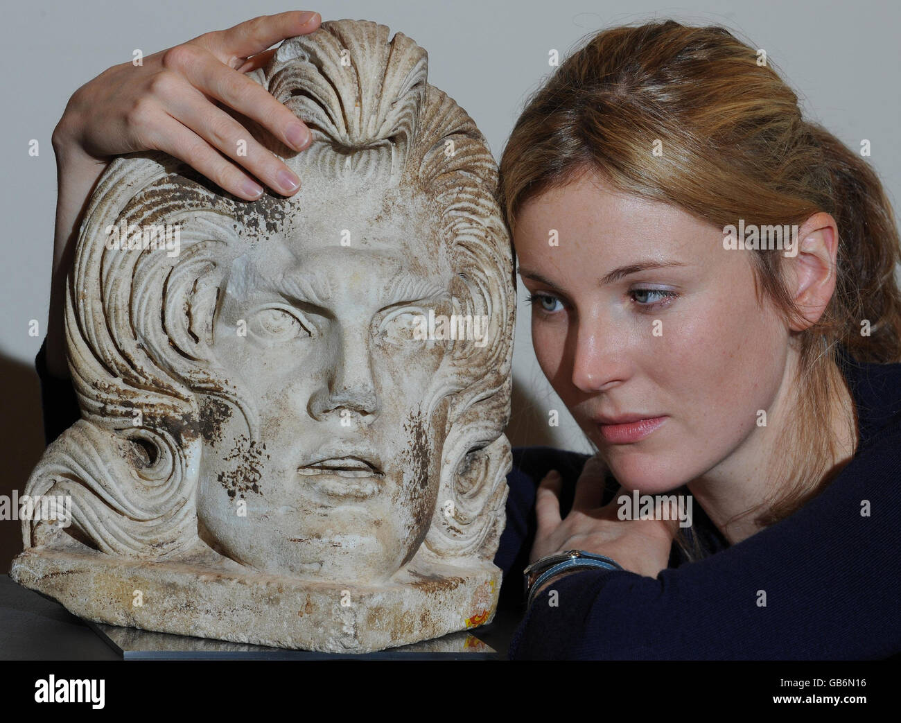 Georgie Aitken de Bonhams avec un acrotérien de marbre romain, une tête sculptée d'un coin de sarcophage qui a été comparé à Elvis Presley, qui sera mise aux enchères à Bonhams le 15 octobre. Banque D'Images