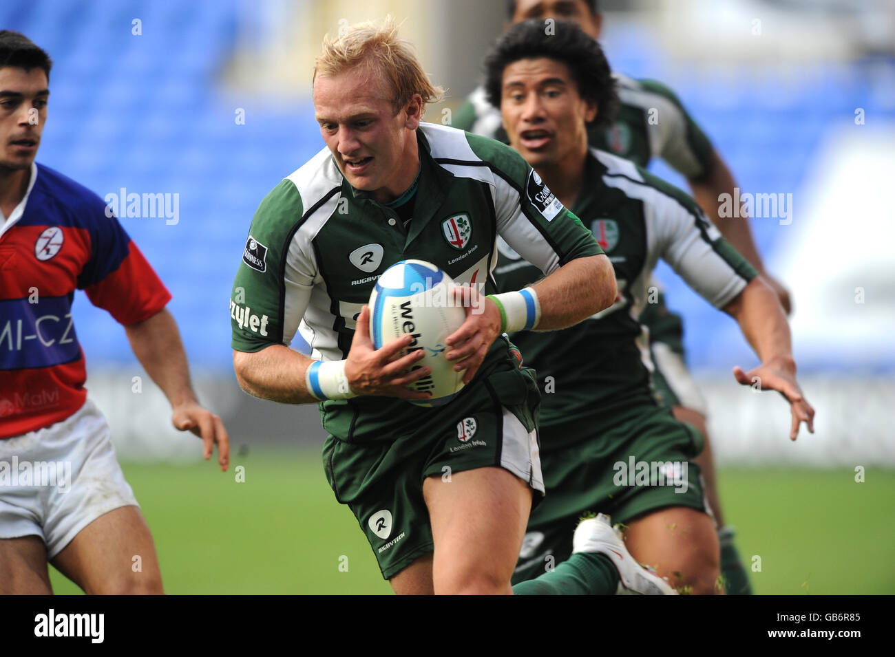 Rugby Union - European Challenge Cup - Pool One - Round One - London Irish v Rugby Rovigo - Madejski Stadium.Shane Geraghty, un irlandais de Londres, en route pour marquer un essai contre le Rugby Rovigo Banque D'Images