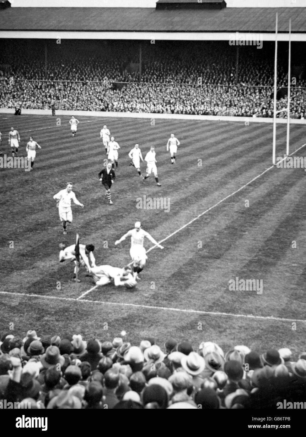 Rugby Union - Championnat des cinq nations - Angleterre / France.Alfred Aslett, en Angleterre, plonge au coin de la rue pour la deuxième tentative de son équipe Banque D'Images