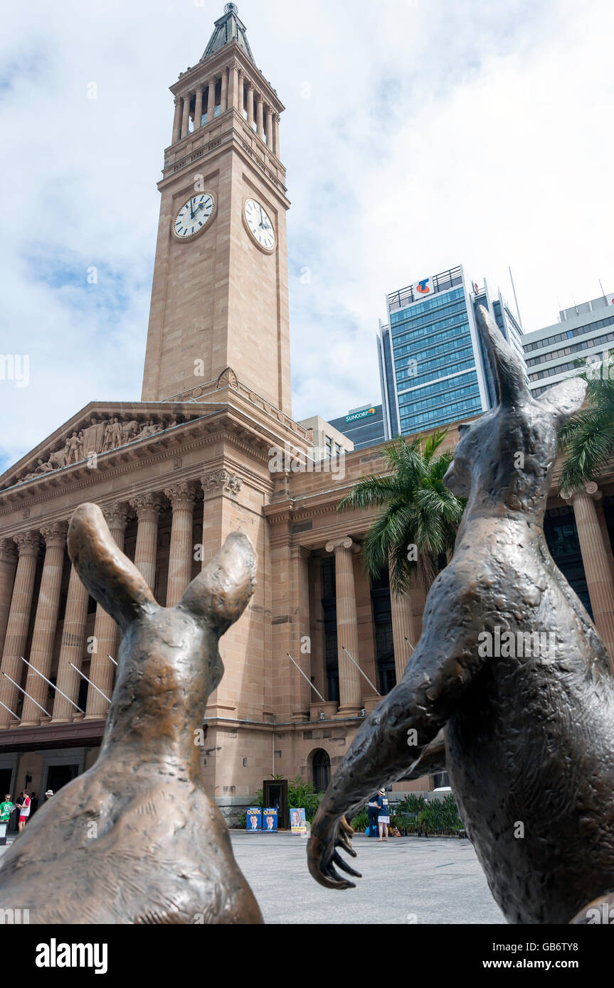 L'Hôtel de ville et la sculpture de kangourou, King George Square, ville Brisbane, Brisbane, Queensland, Australie Banque D'Images