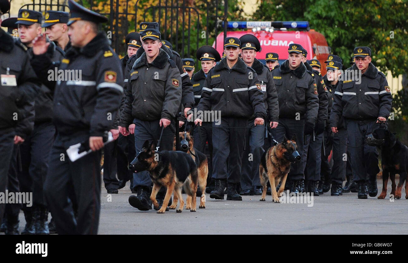 Football - coupe du monde de la FIFA 2010 - partie qualifiante - Groupe six - Bélarus / Angleterre - Stade Dinamo.La police est en patrouille avant le match de qualification de la coupe du monde de la FIFA au stade de Dinamo, à Minsk, en Biélorussie. Banque D'Images